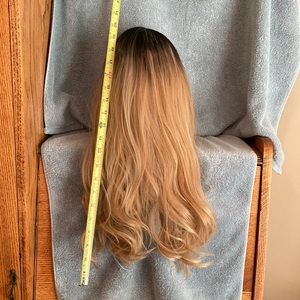 Multi-tonal blonde 20 inch wig
